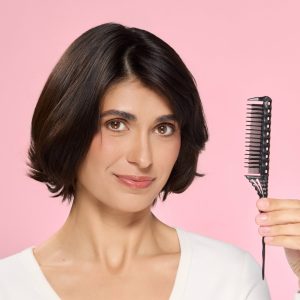 CarbonFiberTeasingPinTailComb_Black_2400_CarouselPDP_ModelProduct_NM.jpg