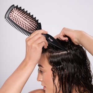 CurlSculptorBrush_Black_2400_CarouselPDP_InUse_1_NM.jpg