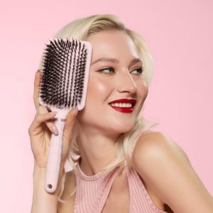 DetanglingPaddleBrushNylonBristleswithBoar_Blush_2400_CarouselPDP_ModelProduct_NM.jpg