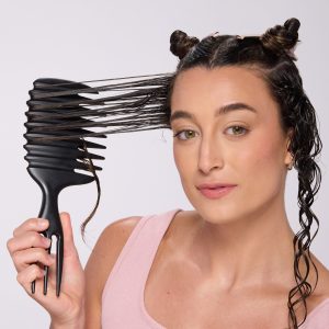 TriWave_Brush_Black_2400_Carousel_PDP_In_Use_2_NM.jpg